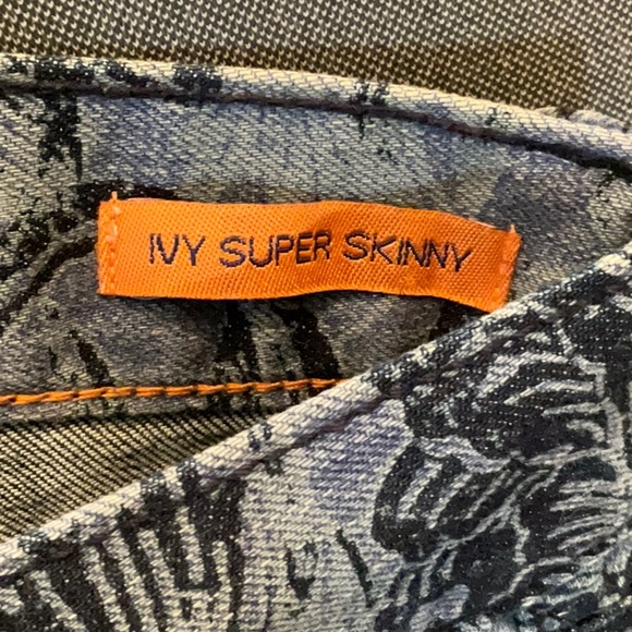 Tory Burch Ivy Super Skinny Kano Revised Blue Floral Jeans. Size 29 - Picture 3 of 6